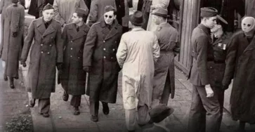 Cette photo prise en 1943 a bouleverse le monde entier.jpg