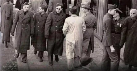 Cette photo prise en 1943 a bouleverse le monde entier.jpg