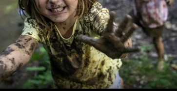 La science a confirme ce que les grands meres savaient deja se salir rend les enfants plus forts.jpg