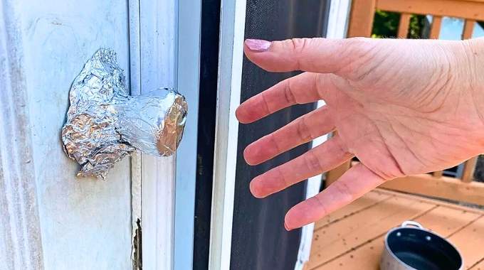 Pourquoi faut il mettre du papier daluminium sur les poignees de porte